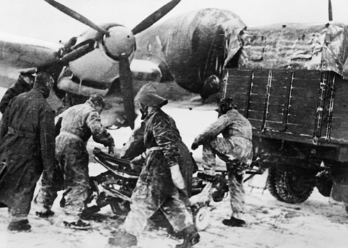 Groundcrew battle wintry conditions whilst preparing a He 111 for the supply run to Stalingrad